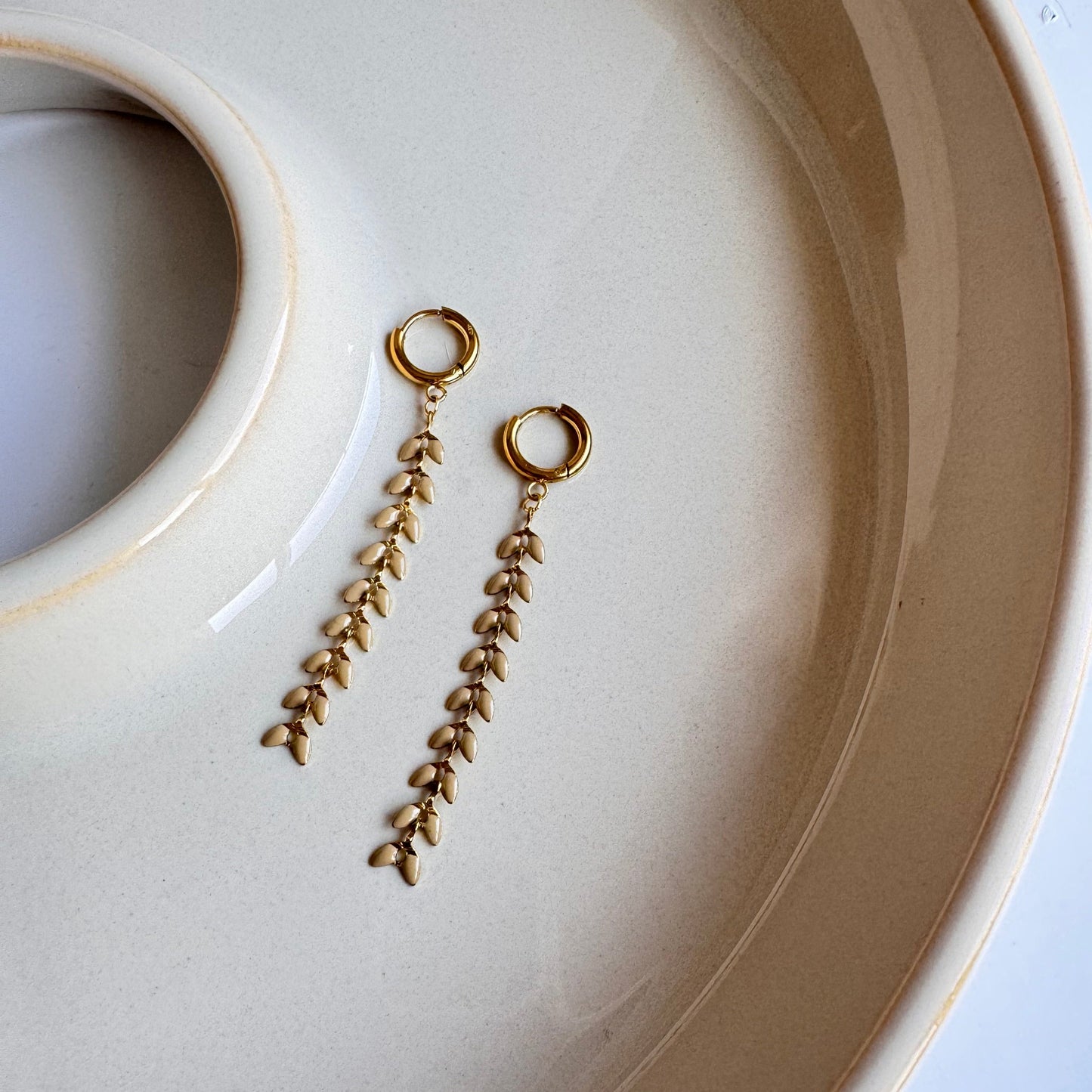 Pendientes rama caída beige