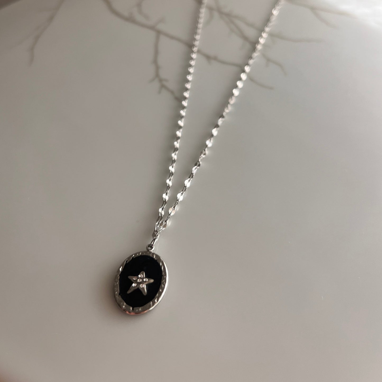 Collar medalla negra