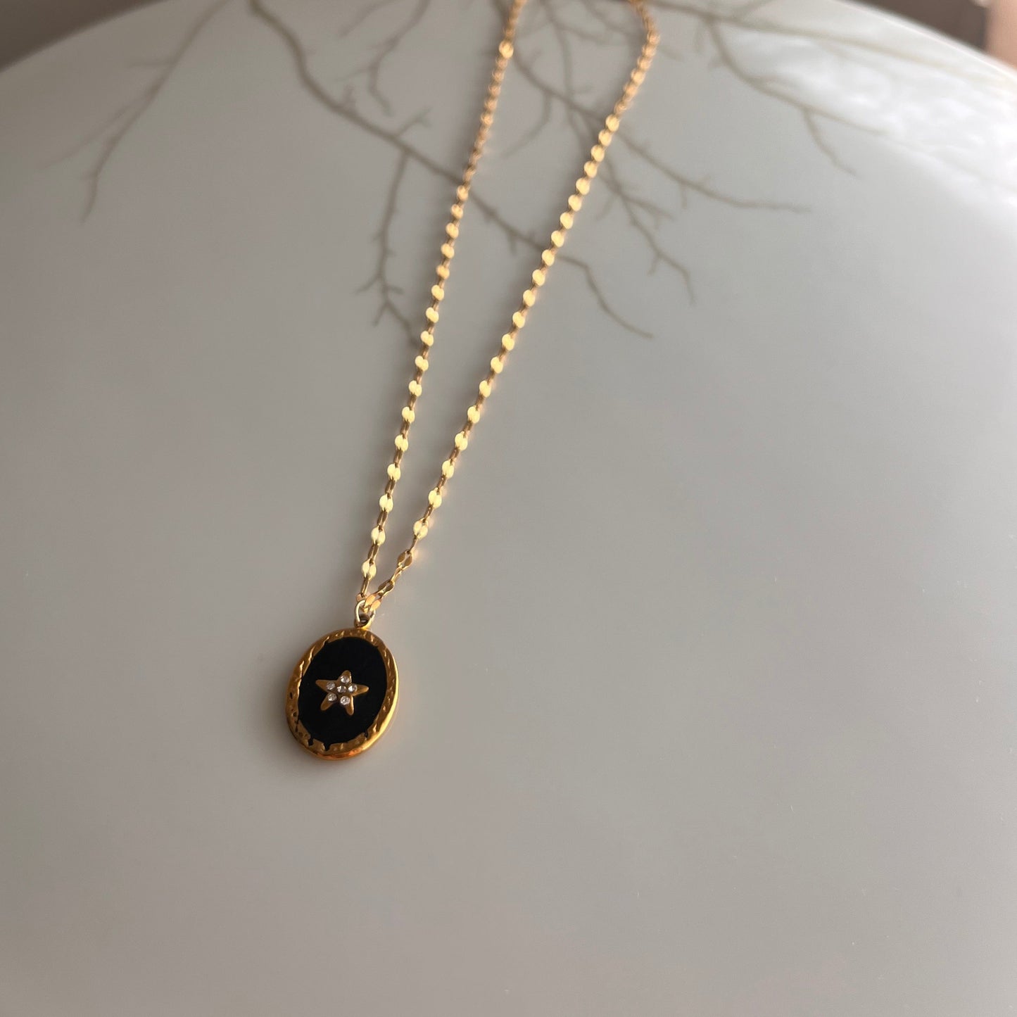 Collar medalla negra