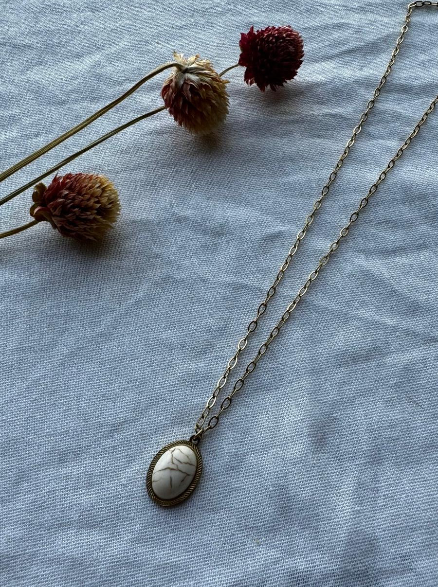 Collar piedra blanca